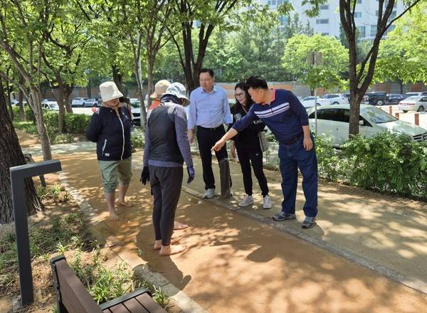 ▲ 신민철 서원구청장 등이 14일 잠두봉 공원 일원에서 등산로 안전점검을 하고 있다. 청주 서원구 제공