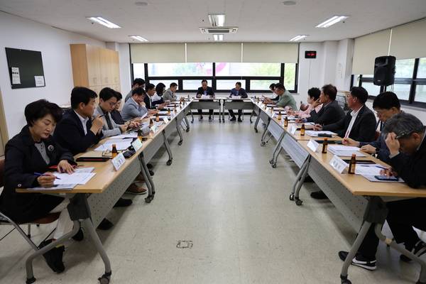 ▲ 14일 충청투데이 7기 독자자문위원회의에 참석한 위원들이 회의를 하고 있다. 사진=김진로 기자