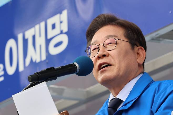 이재명 더불어민주당 대선 후보가 13일 경북 포항시 포항시청 광장에서 열린 유세에서 지지호소를 하고 있다. /뉴시스