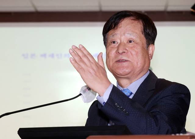 지난 23일 전북일보사 2층 우석대 공자아카데미 중국문화관 화하관에서 열린 전북일보 리더스 아카데미 제12기 1학기 7강에서 박상철 전남대 석좌교수가 'K-시니어의 새로운 길:나이듦은 거룩한 일이다'을 주제로 강연을 하고 있다. 조현욱 기자