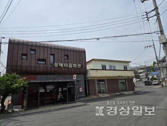 ▲ 13일 찾은 울산 유일의 한센인 정착마을인 북구 성혜마을. 주민들이 버스정류장에 앉아 버스를 기다리고 있다.