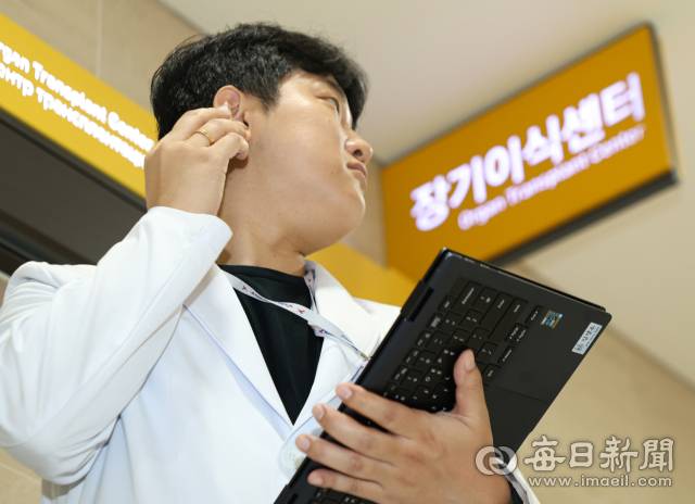 24일 대구 계명대학교 성서동산병원에서 김경수 장기 구득 코디네이터가 중환자실 앞에서 통화를 하고 있다. 안성완 기자 asw0727@imaeil.com