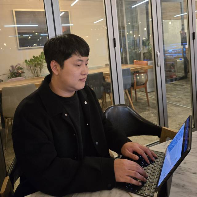 지난 3월 13일 부산역 인근 한 카페에서 만난 김경수 장기 구득 코디네이터가 업무를 위해 모니터를 들여다보고 있다. 임재환 기자