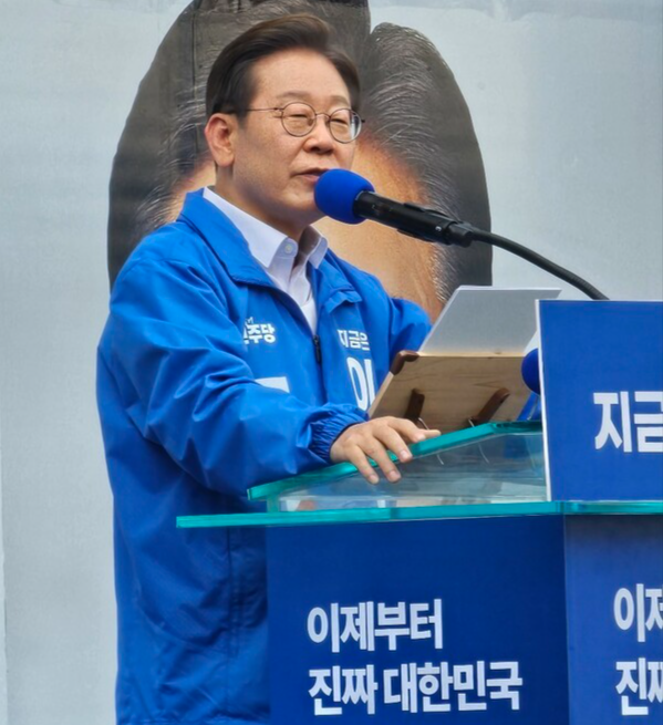 이재명 더불어민주당 대통령 후보가 민주당 험지로 꼽히는 부산·경남(PK) 지역 유세에 나선 14일 경남 창원시 상남분수광장을 찾아 지지를 호소하고 있다. 이은수 기자