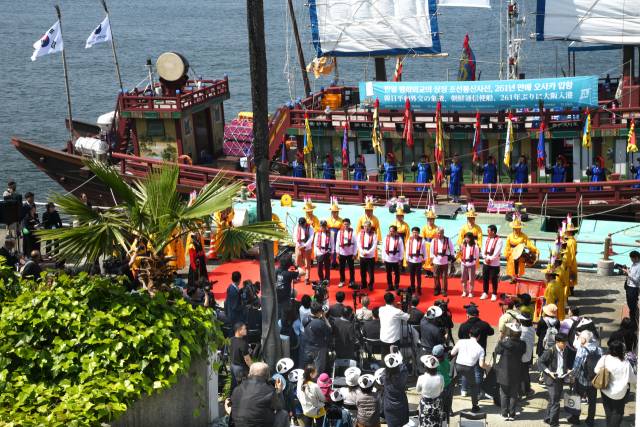 13일 오사카 아시아태평양무역센터에서 열린 조선통신사 입항식에서 통신사선에 탔던 대원들이 환영 인사를 받고 있다. 부산문화재단 제공