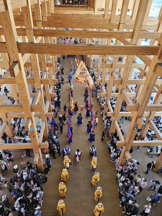 100여 명이 참여한 오사카엑스포 조선통신사행렬은 축제 하이라이트로 보일 만큼 화려하고 웅장했다. 김효정 기자