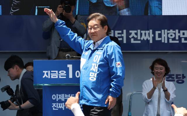 더불어민주당 이재명 대선후보가 14일 부산 서면을 방문해 유세전을 펼치고 있다. 김종진 기자 kjj1761@