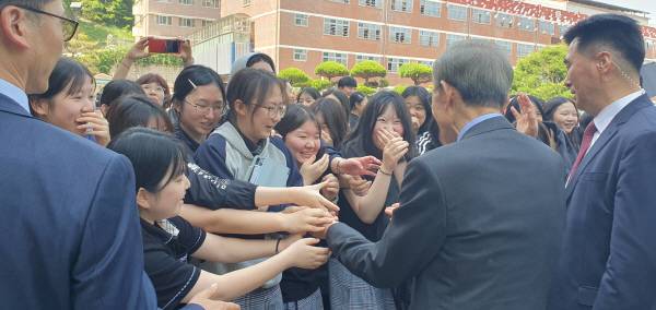 이명박 전 대통령이 14일 모교인 포항동지고등학교를 방문한 가운데, 동지여고 학생 등이 환영하는 모습. 황영우 기자