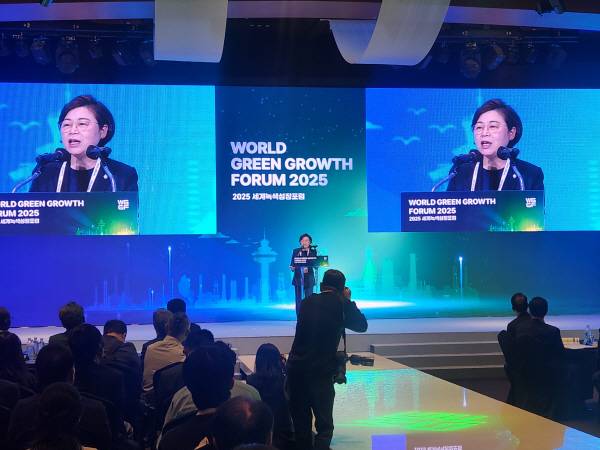 김정재 국회의원 이 14일 오전 포항 라한호텔에서 열린 '2025 세계녹색성장포'에 참석해 축사를 하고 있다.