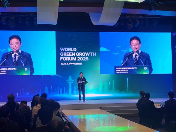 이철우 경북도지사가 14일 오전 포항 라한호텔에서 열린 '2025 세계녹색성장포럼'에 참석해 축사를 하고 있다.
