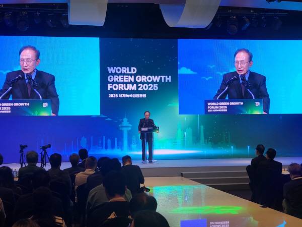 이명박 전 대통령이 14일 오전 포항 라한호텔에서 열린 '2025 세계녹색성장포럼'에 참석해 축사를 하고 있다.