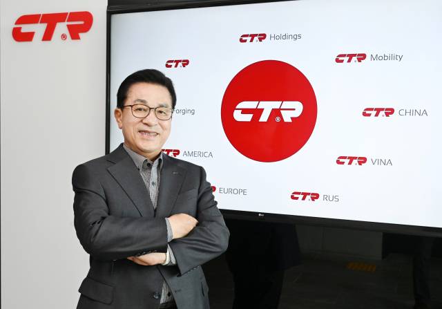 강태룡 CTR그룹 회장이 창원 성산구 신월동 CTR빌딩 로비에서 포즈를 취하고 있다./전강용 기자/