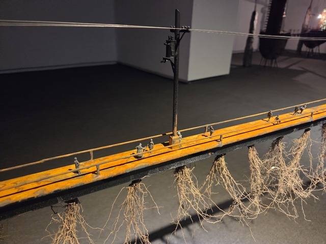 「불꽃에서 피어난 정원」 전시회에서 특히 눈길을 끄는 부분은 구조물 사이를 연결하는 다리와 그 밑에 붙어있는 메마른 뿌리이다. 이것은 인간의 욕망이 깎아래린 산과 숲, 그리고 그 속에 있던 존재들의 흔적을 암시한다. 권예인 인턴.