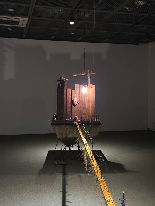 대구 수창청춘맨숀에서 지난 3월 25일부터 6월 15일까지 열리고 있는 「불꽃에서 피어난 정원」 전시이다. 권예인 인턴