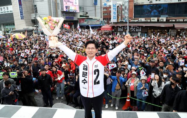 김문수 국민의힘 대선 후보가 부산 자갈치시장에서 지지자들에게 인사하고 있다.
