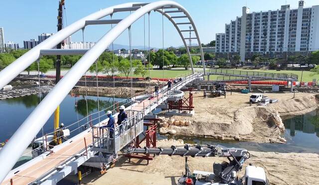 성주읍 중심가를 흐르는 '이천'이 '별빛이 흐르는 숲과 물길'로 변신하는 친수문화공간으로 재탄생 하기위한 공사가 한창 진행 중이다. 성주군 제공