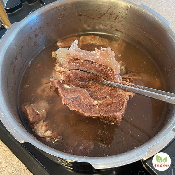 잘 삶아진 사태조각