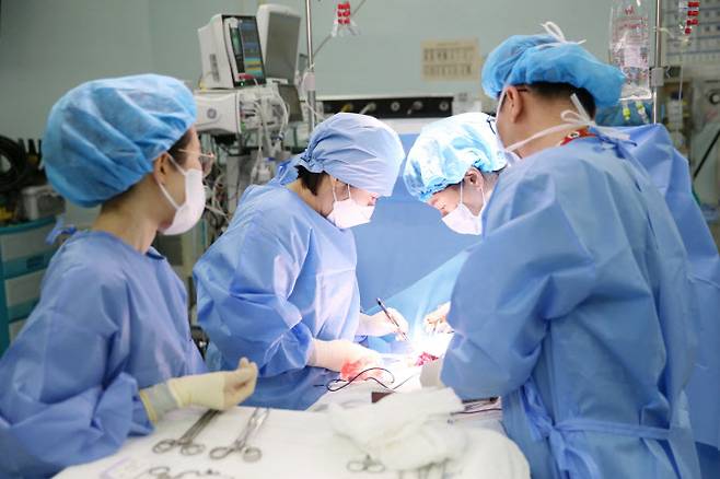 박은정 서울아산병원 대장항문외과 교수(왼쪽 두 번째)가 복막가성점액종 환자에게 하이펙 치료를 시행하고 있다.  서울아산병원 제공
