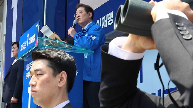 이재명 민주당 대선 후보의 TK 지역 유세가 열린 13일 경북 구미시 구미역 광장에서 경호원들이 주위를 살피고 있다.(사진=연합뉴스)