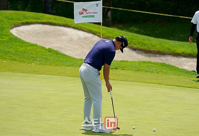장유빈이 새로 바꾼 브룸스틱 퍼터를 이용해 퍼트하고 있다. (사진=이데일리 골프in 김상민 기자)
