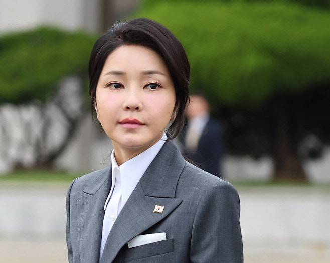 윤석열 전 대통령의 필리핀·싱가포르 국빈방문 및 한-아세안회의 참석 등 순방에 동행하는 부인 김건희 여사가 6일 성남 서울공항에서 공군 1호기에 탑승하기 위해 이동하고 있다. (사진=뉴시스)