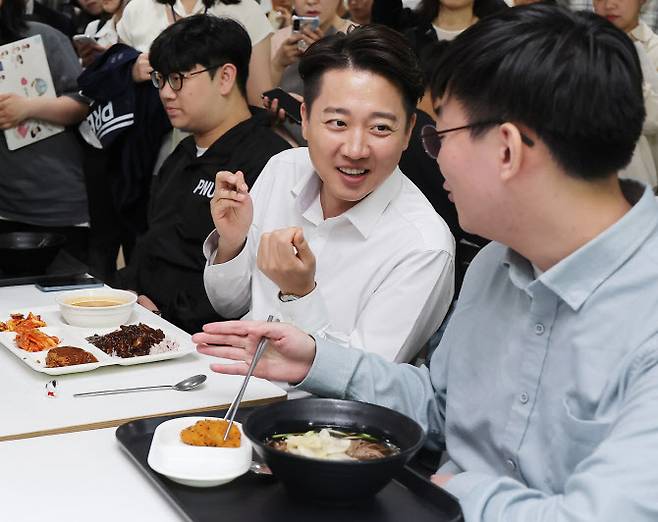 개혁신당 이준석 대선 후보가 14일 ‘학식먹자 이준석’ 행사가 열린 부산 금정구 부산대학교에서 학생들과 학식을 먹으며 대화를 나누고 있다.(사진=연합뉴스)