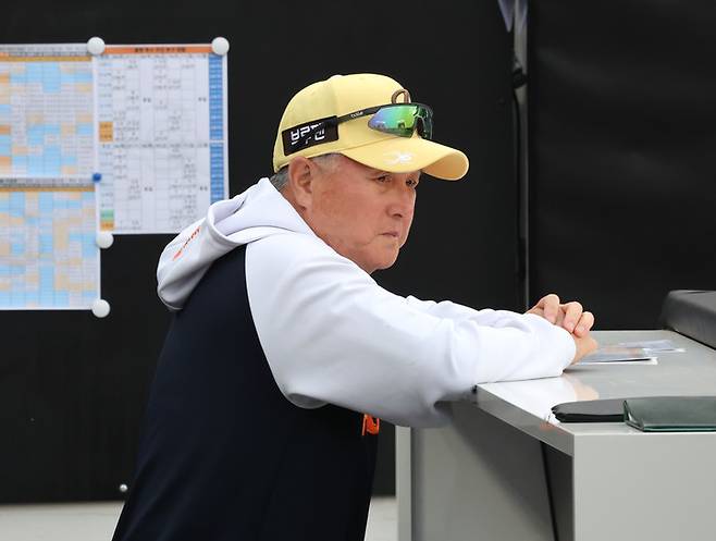 13일 두산과 경기 도중 덕아웃에서 선수들을 지켜보는 한화 김경문 감독