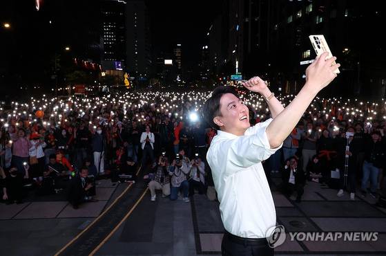 개혁신당 이준석 대선 후보가 제21대 대통령 선거 공식 선거운동 첫날인 12일 서울 청계광장에서 열린 출정식에서 사진을 찍고 있다. 〈사진=공동취재 연합뉴스〉