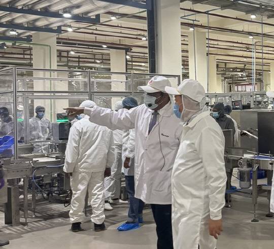 지난 2월 인도 서부지역의 푸네시에서 열린 롯데웰푸드 하브모어 푸네 신공장 준공식에서 (오른쪽)신동빈 롯데 회장이 신공장을 둘러보고 있다.(롯데웰푸드 제공)