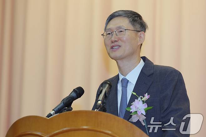 문형배 헌법재판소장 권한대행이 4월 18일 오전 서울 종로구 재동 헌법재판소 대강당에서 열린 문형배·이미선 헌법재판관 퇴임식에서 퇴임사를 하고 있다. 2025.4.18/뉴스1 ⓒ News1 박정호 기자