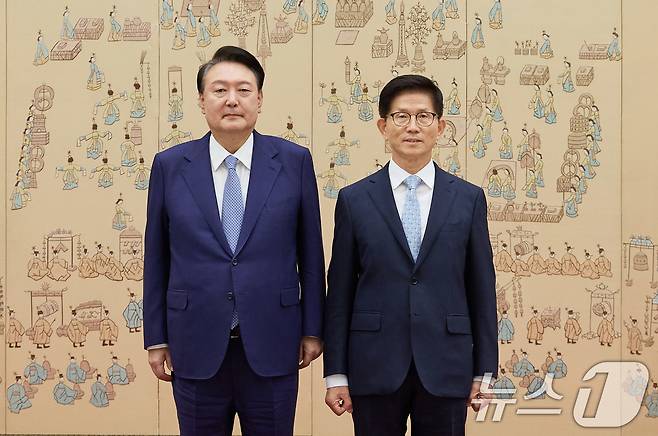 윤석열 대통령이 2024년 8월 30일 서울 용산 대통령실 청사에서 김문수 고용노동부 장관에게 임명장을 수여한 뒤 기념촬영을 하고 있다. (대통령실 제공) 2024.8.30/뉴스1 ⓒ News1 박지혜 기자