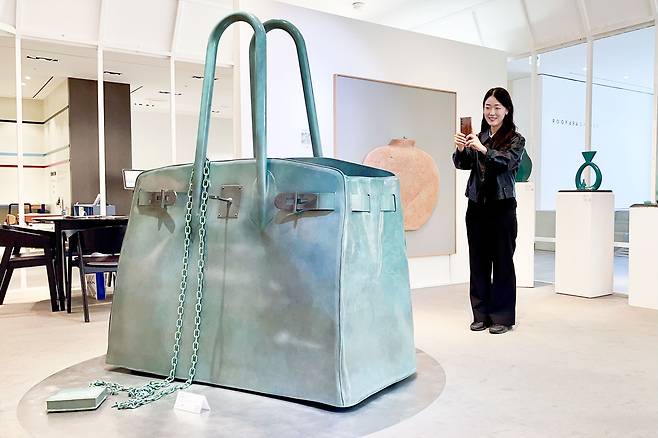 김선영 조각가의 작품 'VESSEL'(갤러리아백화점 제공)