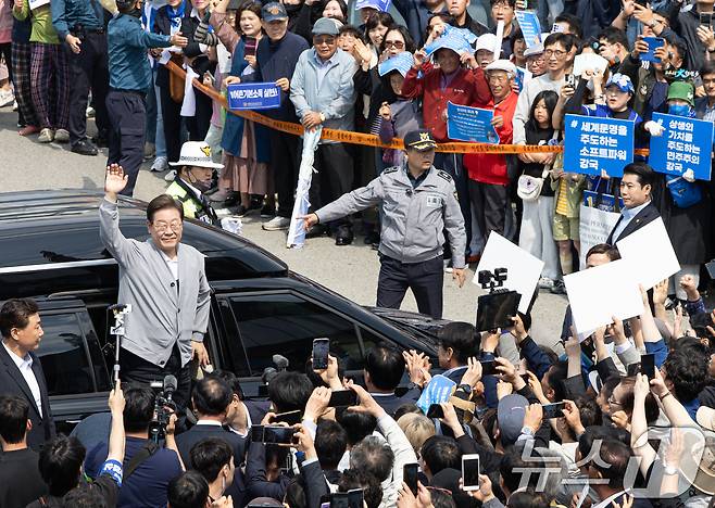 경청투어에 나선 이재명 더불어민주당 대통령 후보가 11일 오후 전남 영암군 독천낙지거리에 도착하고 있다. 2025.5.11/뉴스1 ⓒ News1 이재명 기자