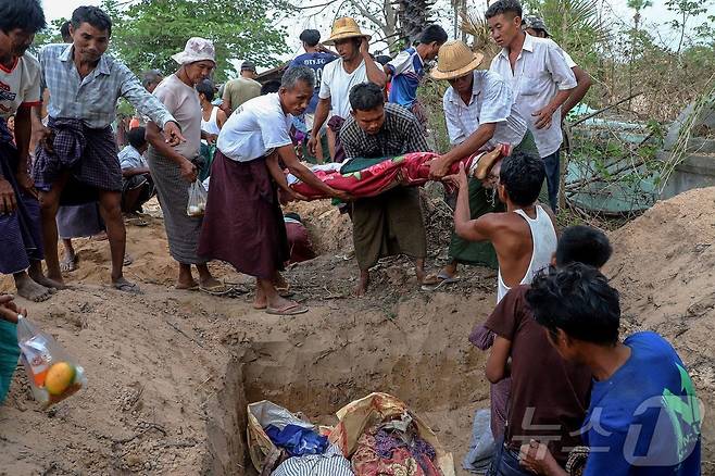 12일(현지시간) 미얀마 사가잉 지역 데파인타운십의 오헤 테인 트윈 마을에서 미얀마군의 폭격으로 사망한 희쟁자들의 장례식이 진행되고 있다. ⓒ AFP=뉴스1