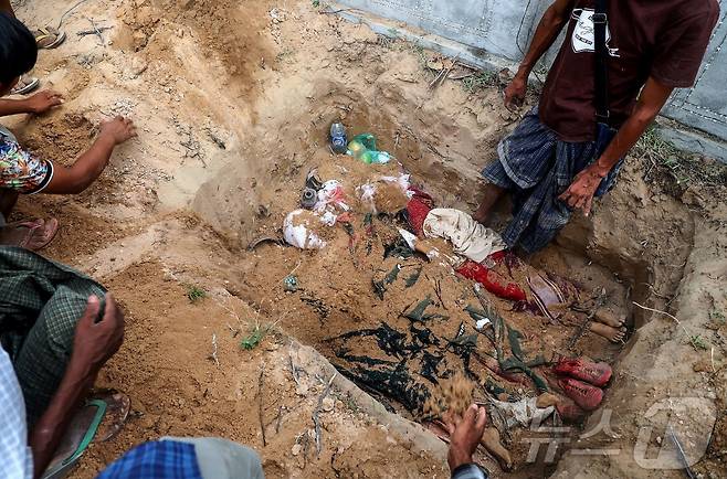 12일(현지시간) 미얀마 사가잉 지역 데파인타운십의 오헤 테인 트윈 마을에서 미얀마군의 폭격으로 사망한 희쟁자들의 장례식이 진행되고 있다. ⓒ AFP=뉴스1