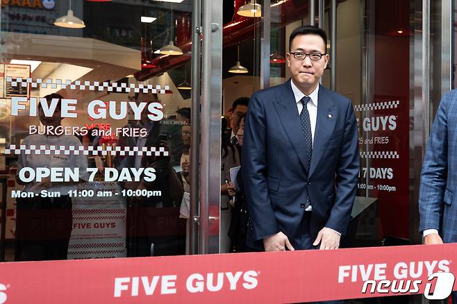 김동선 한화갤러리아 전략본부장이 26일 서울 강남구 파이브가이즈 강남에서 열린 파이브가이즈 1호점 오픈 행사에 참석하고 있다. 2023.6.26/뉴스1 ⓒ News1 유승관 기자