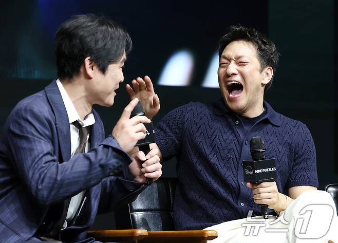 배우 손석구(오른쪽)가 14일 서울 종로구 JW 메리어트 동대문 스퀘어 서울에서 열린 디즈니+ 오리지널 시리즈 '나인 퍼즐' 제작발표회에서 김성균의 재치있는 만솜씨에 환한 미소를 짓고 있다. '나인 퍼즐'은 10년 전, 미결 사건의 유일한 목격자이자 현직 프로파일러인 '이나'(김다미 분)와 그를 끝까지 용의자로 의심하는 강력팀 형사 '한샘'(손석구 분)이 의문의 퍼즐 조각과 함께 다시 시작된 연쇄살인 사건의 비밀을 파헤치는 추리 스릴러다. 2025.5.14/뉴스1 ⓒ News1 권현진 기자