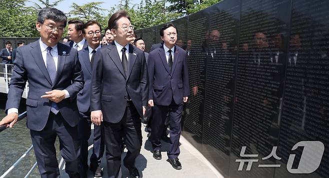 이재명 더불어민주당 대통령 후보가 14일 오전 부산 남구 유엔기념공원을 방문해 전몰자 위령탑을 살펴보고 있다.(공동취재) 2025.5.14/뉴스1 ⓒ News1 안은나 기자