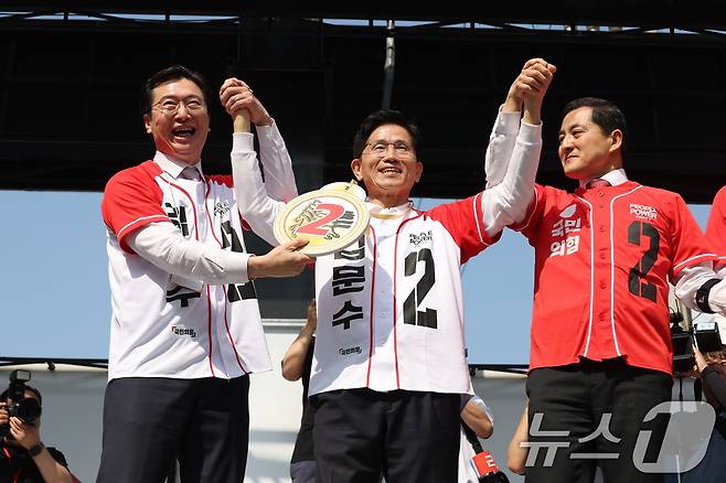 김문수 국민의힘 대통령 후보가 14일 경남 진주 광미사거리 일대에서 유세를 하기 전 강민국 의원으로부터 모형 마패를 받고 있다. (공동취재) 2025.5.14/뉴스1 ⓒ News1 김민지 기자