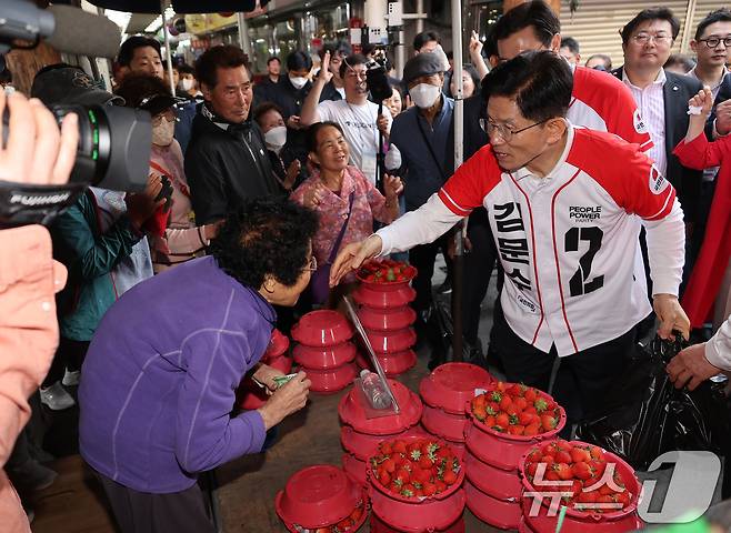 김문수 국민의힘 대통령 후보가 14일 오전 경남 진주시 진주중앙시장을 방문해 유권자들에게 지지를 호소하고 있다. (공동취재) 2025.5.14/뉴스1 ⓒ News1 김민지 기자