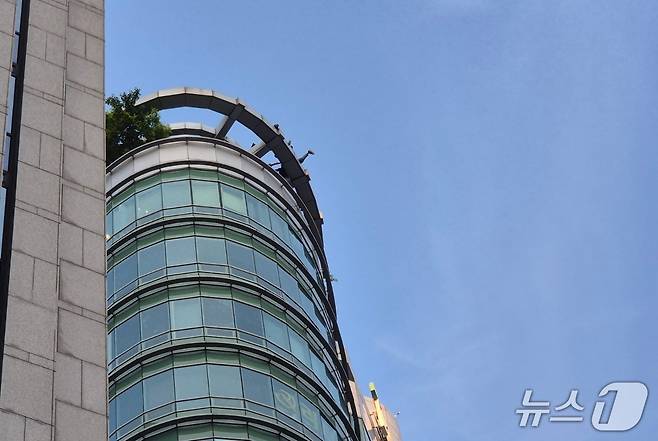 지난 13일 오후 3시쯤 서울 지하철 강남역 11번 출구 인근 한 고층 빌딩에 한 남성이 서있다는 신고가 접수됐다. 사진은 3시간 28분 만인 오후 6시 28분 남성이 소방관에 의해 구조되는 모습. ⓒ 뉴스1 남해인 기자