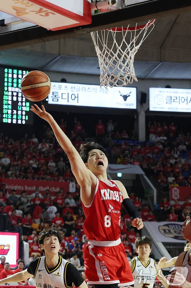 13일 오후 서울 송파구 잠실학생체육관에서 열린 '2024-25 KCC 프로농구 챔피언결정전 5차전' 창원 LG 세이커스와 서울 SK 나이츠의 경기에서 SK 안영준이 골밑 슛을 하고 있다. 2025.5.13/뉴스1 ⓒ News1 박세연 기자