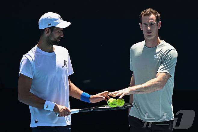 조코비치(왼쪽)와 머레이가 6개월 만에 동행을 마쳤다. ⓒ AFP=뉴스1