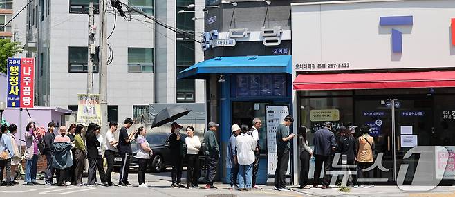 SK텔레콤 유심 무료 교체 첫날인 28일 오후 광주 북구 오치동 T월드 한 대리점에 시민들이 줄을 서고 있다. 2025.4.28/뉴스1 ⓒ News1 박지현 기자