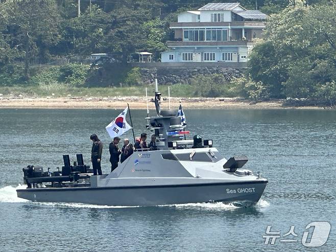 13일 오전 경남 거제 장목항 인근에서 그리스 합동참모본부 대표단이 한화시스템의 정찰용 무인수상정 '해령'(Sea GHOST)에 승선한 모습이 포착됐다. 2025.05.13/뉴스1 김성식 기자