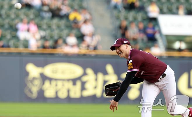 14일 서울 송파구 잠실야구장에서 열린 프로야구 '2025 신한 SOL 뱅크 KBO리그' 키움 히어로즈와 LG 트윈스의 경기,1회말 키움 선발 로젠버그가 역투를 하고 있다. 2025.5.14/뉴스1 ⓒ News1 김명섭 기자
