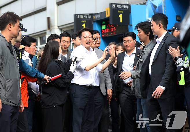 이준석 개혁신당 대통령 후보가 14일 부산 중구 자갈치시장을 찾아 시민들에게 지지를 호소하고 있다. 2025.5.14/뉴스1 ⓒ News1 윤일지 기자