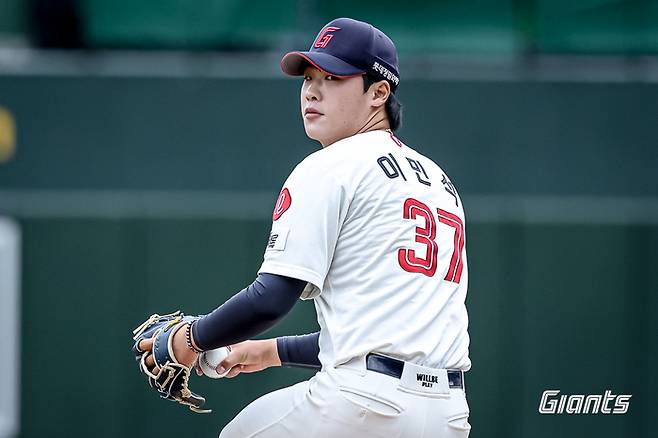 롯데 이민석이 5일 사직구장에서 열린 2025 KBO리그 SSG전에 선발 등판해 힘차게 공을 던지고 있다. 사진 | 롯데 자이언츠