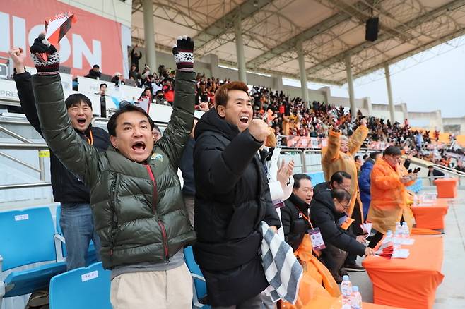 (왼쪽부터)김진태 강원특별자치도지사, 김병지 강원FC 대표이사가 4월 13일 춘천송암스포츠타운에서 열린 ‘하나은행 K리그1 2025’ 8라운드 광주FC전 홈경기에서 강원FC의 1대0 승리가 확정되자 기뻐하고 있다. 사진|강원특별자치도청