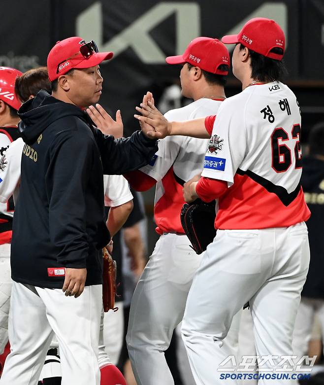 13일 광주KIA챔피언스필드에서 열린 롯데와 KIA의 경기, KIA가 4대1로 승리했다. 이범호 감독과 기쁨을 나누는 정해영의 모습. 광주=허상욱 기자wook@sportschosun.com/2025.05.13/